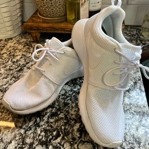 White Nike Sneakers, Great Used Condition Unisex Mens 8.5/womens 9.5.